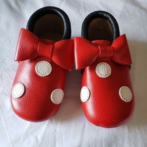 Monkey Feet like new Minnie Mouse Bow Moccs